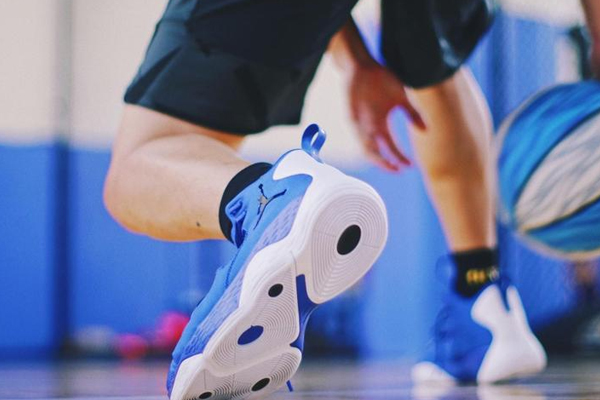 super fly mvp評(píng)測(cè) 這雙aj對(duì)得起mvp三個(gè)字