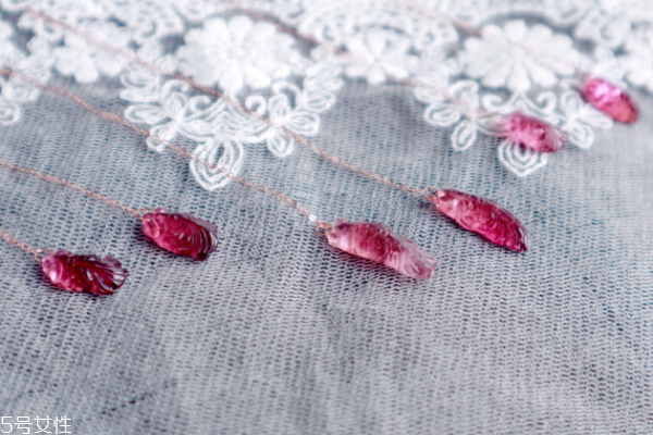 碧璽項(xiàng)鏈一般多少錢 色彩耀眼的寶石 碧璽項(xiàng)鏈一般多少錢 色彩耀眼的寶石