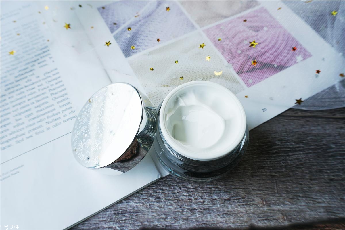 水密碼素顏霜哪個好 水潤版和遮瑕版對比評測 水密碼素顏霜哪個好 水潤版和遮瑕版對比評測