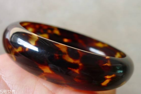 玳瑁手鐲多少錢一個 看手鐲厚度 玳瑁手鐲多少錢一個 看手鐲厚度