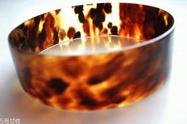 玳瑁手鐲多少錢一個 看手鐲厚度 玳瑁手鐲多少錢一個 看手鐲厚度