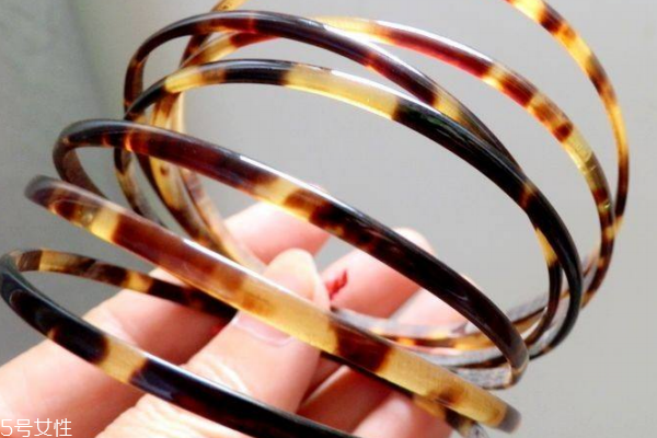 玳瑁手鐲適合什么人戴 沒有嚴(yán)格規(guī)定 玳瑁手鐲適合什么人戴 沒有嚴(yán)格規(guī)定
