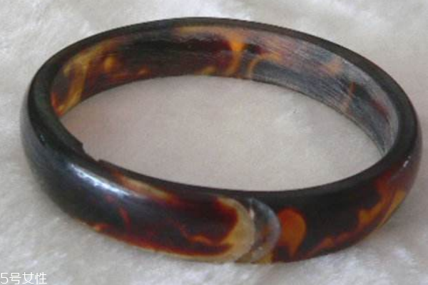 玳瑁手鐲適合什么人戴 沒有嚴(yán)格規(guī)定 玳瑁手鐲適合什么人戴 沒有嚴(yán)格規(guī)定