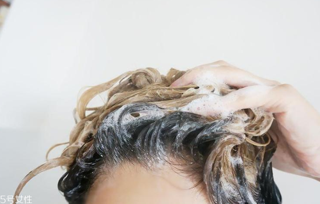 頭發(fā)油膩怎么快速解決 5樣小物讓你輕松去油 頭發(fā)油膩怎么快速解決 5樣小物讓你輕松去油