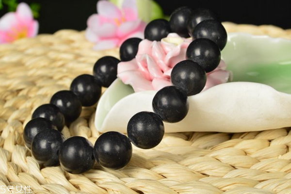 砭石手鏈的作用與功效 好多人都不知道 砭石手鏈的作用與功效 好多人都不知道