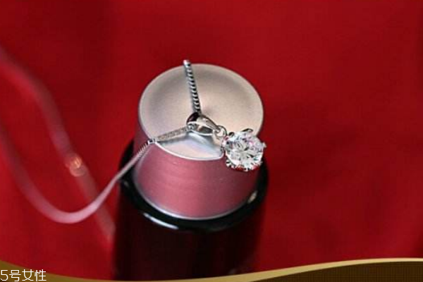 鉆石項鏈買了能退嗎 要與店家協(xié)商 鉆石項鏈買了能退嗎 要與店家協(xié)商