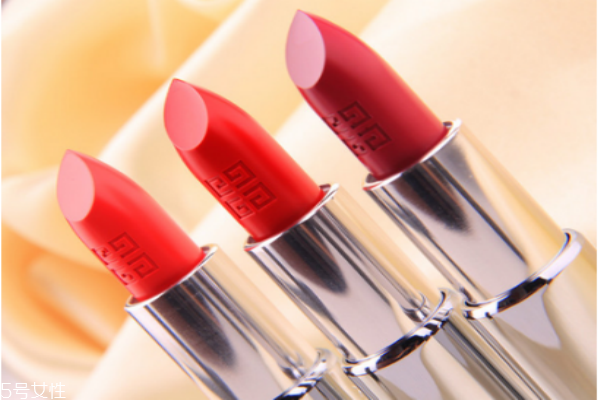 口紅和唇釉有什么區(qū)別 口紅和唇釉的區(qū)別 口紅和唇釉有什么區(qū)別 口紅和唇釉的區(qū)別