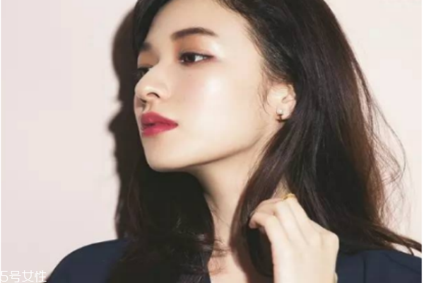 冬天適合什么色的眼影 適合冬天的眼影 冬天適合什么色的眼影 適合冬天的眼影