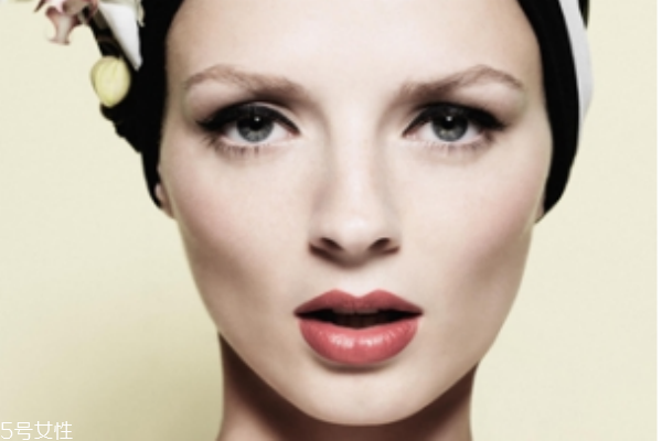 皮膚黑的人適合什么顏色的眼影 黑皮膚適合眼影顏色 皮膚黑的人適合什么顏色的眼影 黑皮膚適合眼影顏色