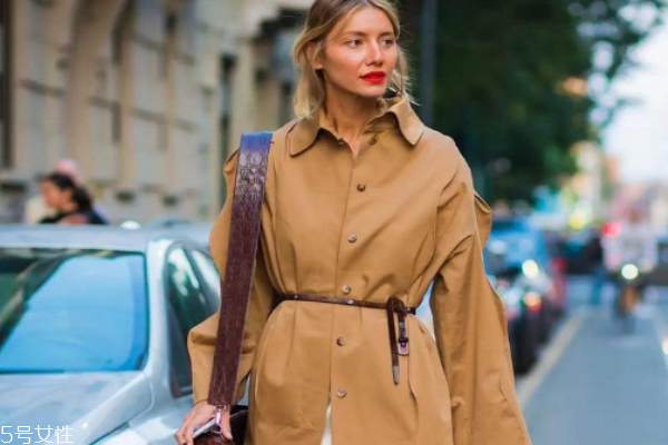 卡其色衣服怎么搭配 今年初秋這樣穿 卡其色衣服怎么搭配 今年初秋這樣穿