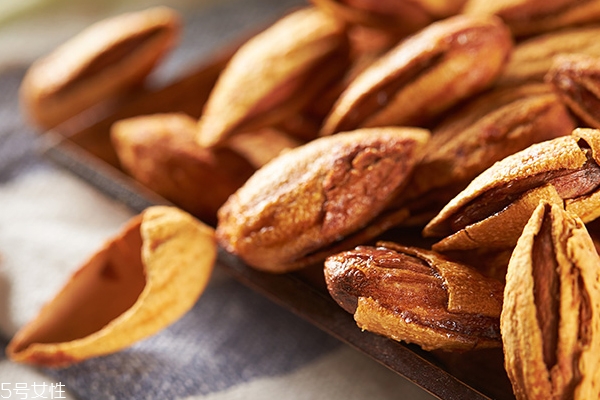 巴旦木什么味道好吃 淡淡堅果油清香和木質(zhì)香氣 巴旦木什么味道好吃 淡淡堅果油清香和木質(zhì)香氣