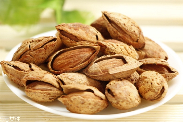 巴旦木什么味道好吃 淡淡堅果油清香和木質(zhì)香氣 巴旦木什么味道好吃 淡淡堅果油清香和木質(zhì)香氣