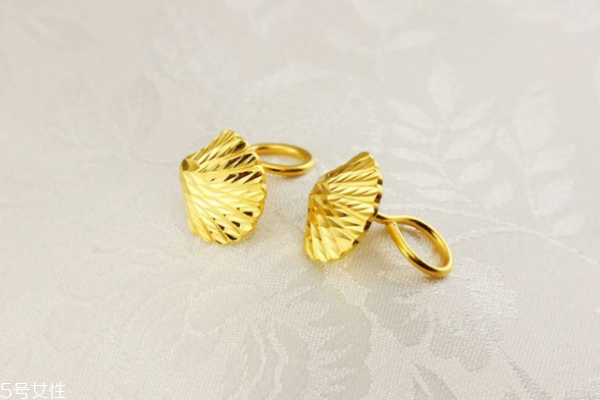 黃金耳釘怎么戴 佩戴要小心 黃金耳釘怎么戴 佩戴要小心