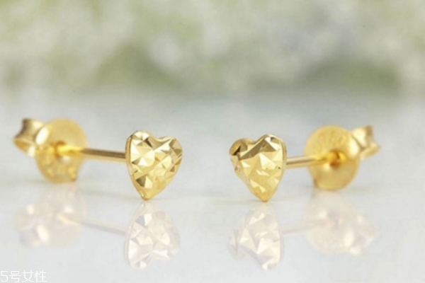 黃金耳釘怎么戴 佩戴要小心 黃金耳釘怎么戴 佩戴要小心