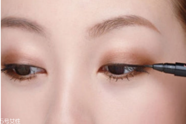 剛買(mǎi)的眼線(xiàn)筆不出水怎么辦 水性眼線(xiàn)筆干了這樣做