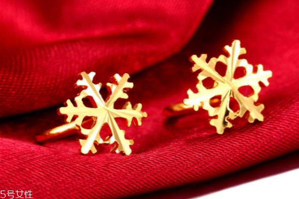 黃金耳釘能戴著睡覺(jué)嗎 當(dāng)心扎到自己