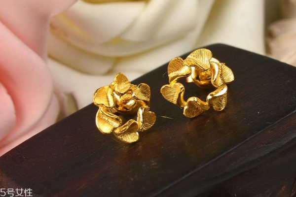 黃金耳釘能戴著睡覺(jué)嗎 當(dāng)心扎到自己