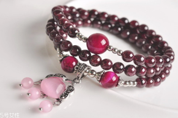 石榴石手鏈怎么辨別真假 跟假貨說拜拜 石榴石手鏈怎么辨別真假 跟假貨說拜拜