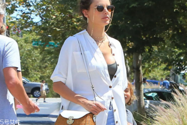 白襯衫下面穿什么好看 最受歡迎的基本款 白襯衫下面穿什么好看 最受歡迎的基本款