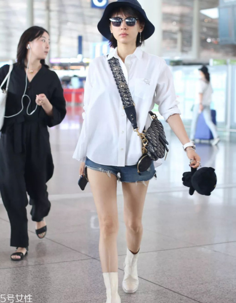 白襯衫下面穿什么好看 最受歡迎的基本款 白襯衫下面穿什么好看 最受歡迎的基本款