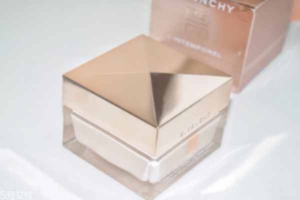 紀(jì)梵希時(shí)光無(wú)痕系列適合什么年齡 20歲以上的任何膚質(zhì) 紀(jì)梵希時(shí)光無(wú)痕系列適合什么年齡 20歲以上的任何膚質(zhì)