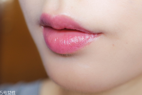 紀梵?？诩t303和304的區(qū)別及試色 紀梵希最火顏色推薦