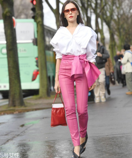 怎樣給衣服打結(jié)好看 時髦一大圈 怎樣給衣服打結(jié)好看 時髦一大圈