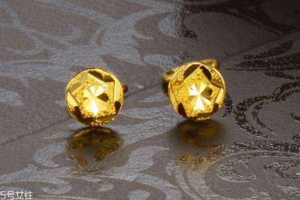 黃金耳釘多久清洗一次 看佩戴時(shí)間 黃金耳釘多久清洗一次 看佩戴時(shí)間