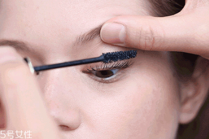 新手怎么畫眼線 手把手教你基礎(chǔ)眼線畫法圖解 新手怎么畫眼線 手把手教你基礎(chǔ)眼線畫法圖解