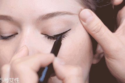 新手怎么畫眼線 手把手教你基礎(chǔ)眼線畫法圖解 新手怎么畫眼線 手把手教你基礎(chǔ)眼線畫法圖解
