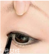 新手怎么畫眼線 手把手教你基礎(chǔ)眼線畫法圖解 新手怎么畫眼線 手把手教你基礎(chǔ)眼線畫法圖解