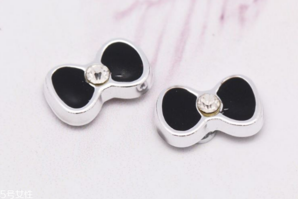 吸鐵石耳釘對(duì)身體有害嗎 注意適當(dāng)佩戴 吸鐵石耳釘對(duì)身體有害嗎 注意適當(dāng)佩戴