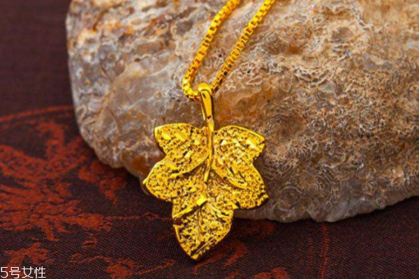 樹(shù)葉吊墜有什么寓意 背后意義重大 樹(shù)葉吊墜有什么寓意 背后意義重大