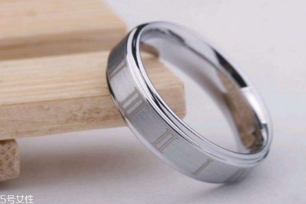 鎢金戒指會(huì)有劃痕嗎 硬度非常強(qiáng) 鎢金戒指會(huì)有劃痕嗎 硬度非常強(qiáng)