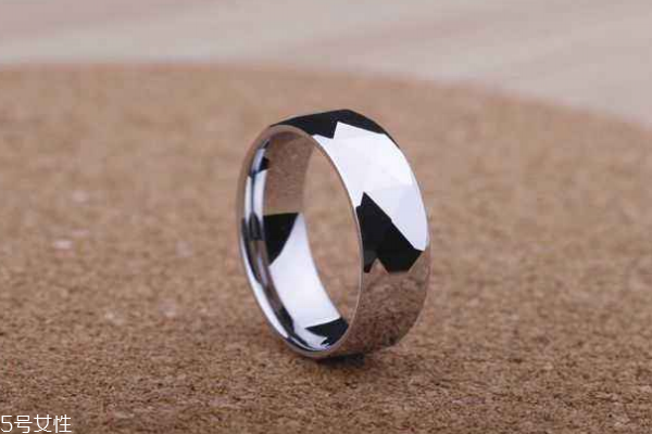 鎢金戒指會(huì)有劃痕嗎 硬度非常強(qiáng) 鎢金戒指會(huì)有劃痕嗎 硬度非常強(qiáng)