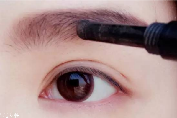 如何簡(jiǎn)單化淡妝 最簡(jiǎn)單的上班族淡妝畫(huà)法 如何簡(jiǎn)單化淡妝 最簡(jiǎn)單的上班族淡妝畫(huà)法