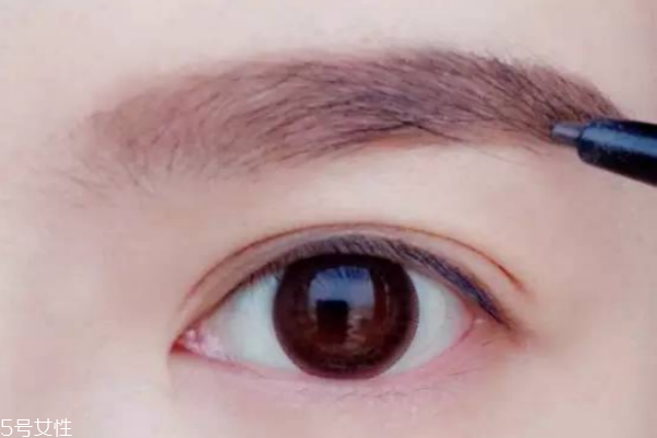 如何簡(jiǎn)單化淡妝 最簡(jiǎn)單的上班族淡妝畫(huà)法 如何簡(jiǎn)單化淡妝 最簡(jiǎn)單的上班族淡妝畫(huà)法