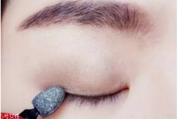 如何簡(jiǎn)單化淡妝 最簡(jiǎn)單的上班族淡妝畫(huà)法 如何簡(jiǎn)單化淡妝 最簡(jiǎn)單的上班族淡妝畫(huà)法