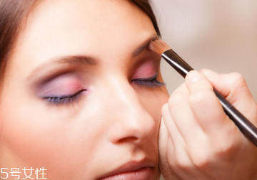 如何簡(jiǎn)單化淡妝 最簡(jiǎn)單的上班族淡妝畫(huà)法 如何簡(jiǎn)單化淡妝 最簡(jiǎn)單的上班族淡妝畫(huà)法