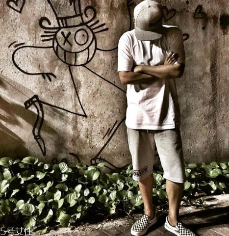 vans黑白格子怎么搭配 跟著潮人學(xué)起來 vans黑白格子怎么搭配 跟著潮人學(xué)起來