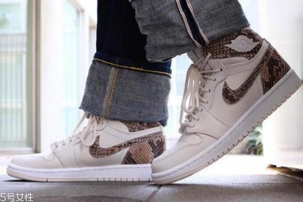 aj1白蛇男生可以穿嗎 腳小的可以考慮 aj1白蛇男生可以穿嗎 腳小的可以考慮