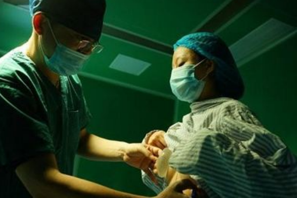 感冒的時(shí)候可以隆胸手術(shù)嗎？