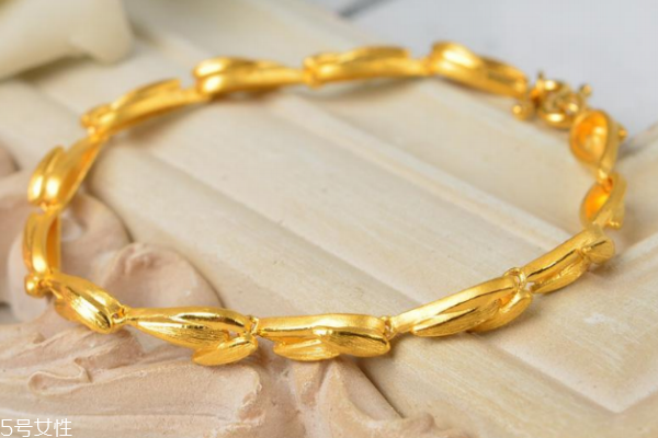 黃金手鏈可以碰水嗎 接觸清水沒影響 黃金手鏈可以碰水嗎 接觸清水沒影響