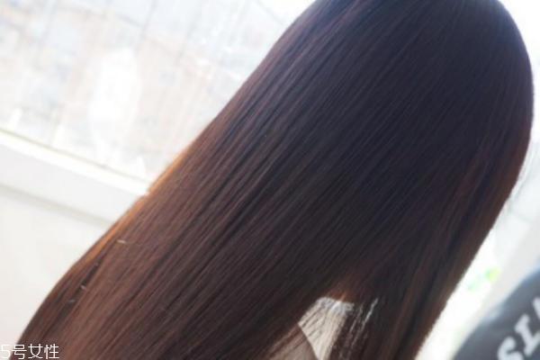 頭發(fā)軟化后幾天可以洗 柔順和拉直頭發(fā)的區(qū)別 頭發(fā)軟化后幾天可以洗 柔順和拉直頭發(fā)的區(qū)別