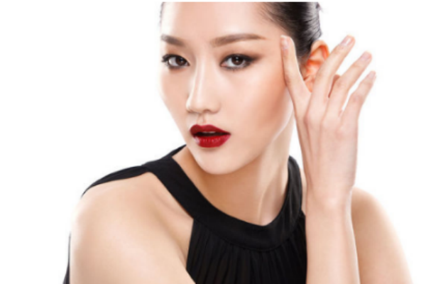 護(hù)發(fā)精油是什么時(shí)候用 護(hù)發(fā)精油在濕發(fā)時(shí)抹還是干發(fā)時(shí)抹 護(hù)發(fā)精油是什么時(shí)候用 護(hù)發(fā)精油在濕發(fā)時(shí)抹還是干發(fā)時(shí)抹