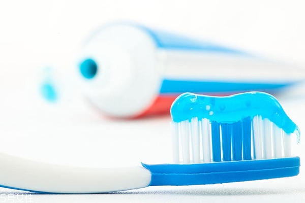 兒童可以用含氟牙膏嗎 適合成人使用 兒童可以用含氟牙膏嗎 適合成人使用