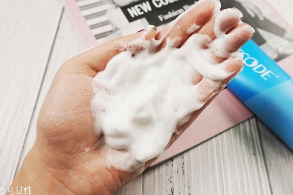 水密碼洗面奶哪款好用 溫和藍管和祛痘白管對比評測 水密碼洗面奶哪款好用 溫和藍管和祛痘白管對比評測