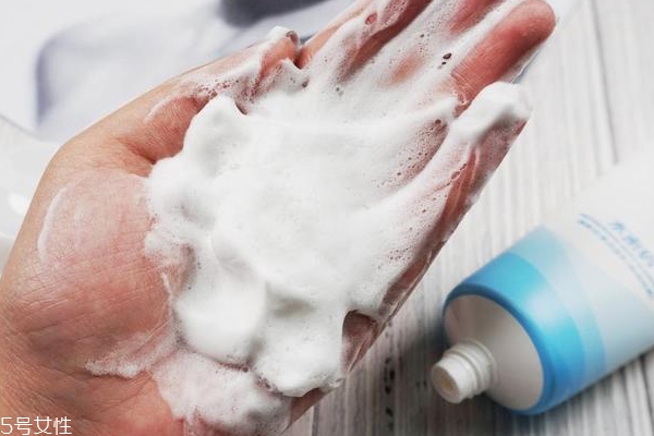 水密碼洗面奶哪款好用 溫和藍管和祛痘白管對比評測 水密碼洗面奶哪款好用 溫和藍管和祛痘白管對比評測