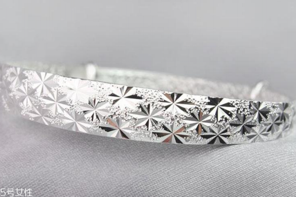 鉑金手鐲一般多少克 不同款式有差距 鉑金手鐲一般多少克 不同款式有差距