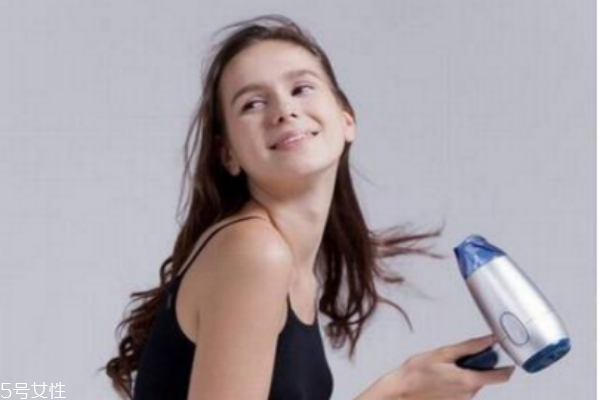 頭發(fā)沒干就睡覺的危害 一定要晾干頭發(fā)再睡覺 頭發(fā)沒干就睡覺的危害 一定要晾干頭發(fā)再睡覺